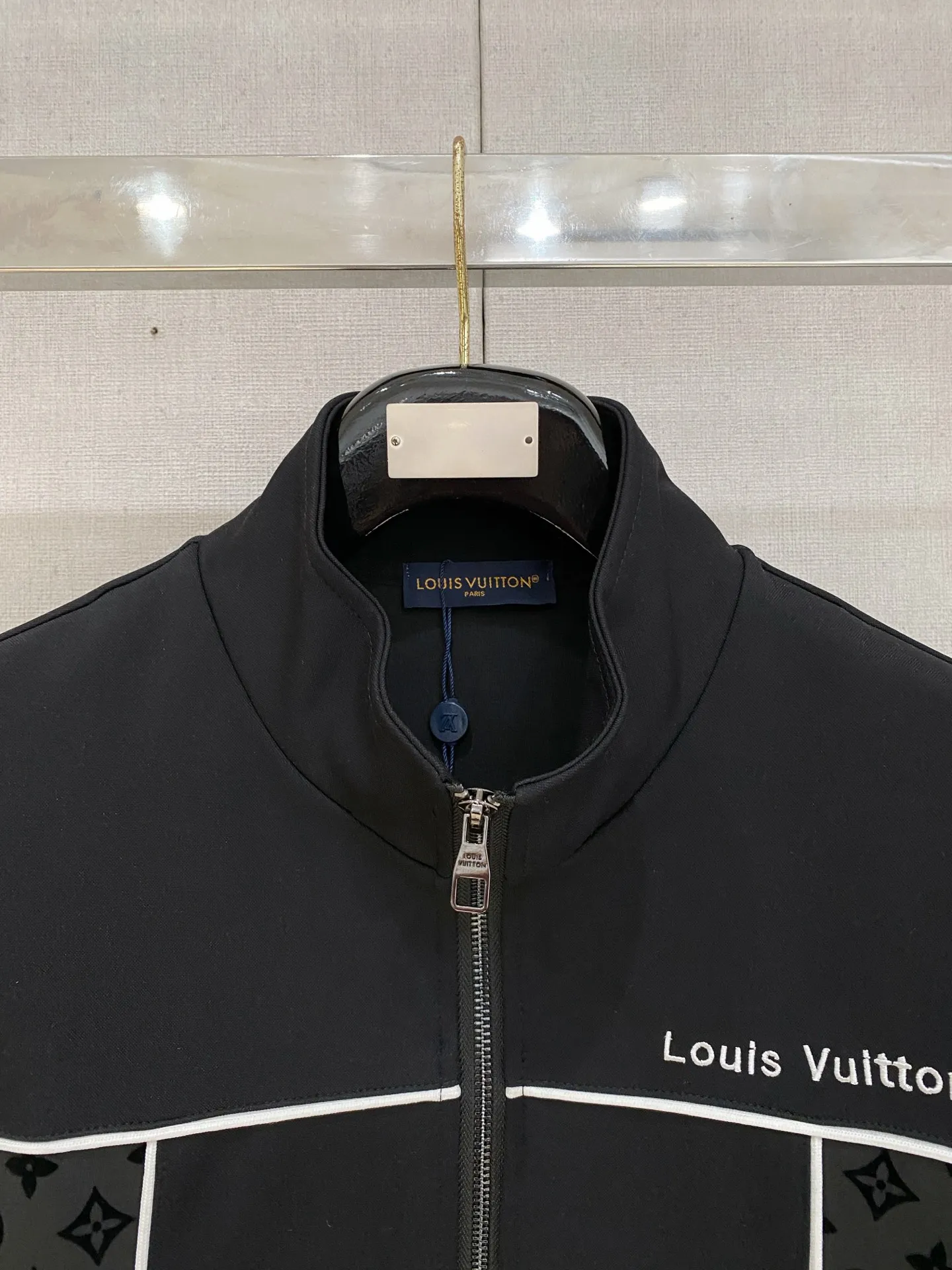 🅿️720 LV hot-selling suit is coming. Focus on the original version of the official website. 2025 new hot-selling cardigan suit. The original order is the best. 🇭🇰The meticulous work of top designers. It has a fitting and perfect upper body effect. All-natural high-quality Tencel Roman cotton 100%, close-fitting comfort, noble and elegant! Original hardware embodies elegance and nobility! Counter size: M-3XL (maximum wear up to 190 pounds)